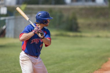 Karlovac, Hırvatistan - 26 Mayıs 2018: Euro Interleague Baseball maçı Beyzbol Kulübü Zagreb ile Bk Olimpija 83. Beyzbol vurucusu topa vuruyor. Beyzbol vurucu eylem