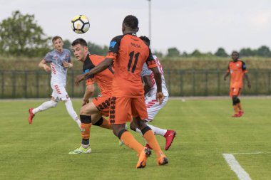 Velika Gorica, Hırvatistan - 13 Mayıs 2018: Gnk Gorica ile Hnk Sibenik arasında oynanan Hırvatistan İkinci Futbol Ligi maçı. Oyuncular iş başında 