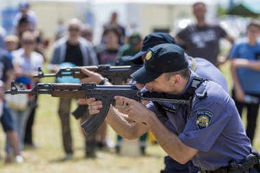 Velika Gorica, Hırvatistan - 19 Mayıs 2018: Airvg 2018 Airshow. Hırvat Polis memurları Airvg 2018 Airshow'da becerilerini sergiliyor.
