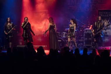Zagreb, Hırvatistan - 05 Mart 2018: Rus Symphonic Metal grubu Imperial Age sahnede. 