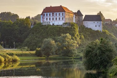 Özalj'ın Özalj kasabasındaki medival kalesi, Hırvatistan'Da ilk kez 1244'ten kalma 