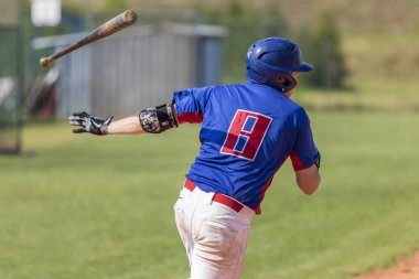 Karlovac, Hırvatistan - 26 Mayıs 2018: Euro Interleague Baseball maçı Beyzbol Kulübü Zagreb ile Bk Olimpija 83. Beyzbol vurucusu topa vuruyor. Beyzbol vurucu eylem