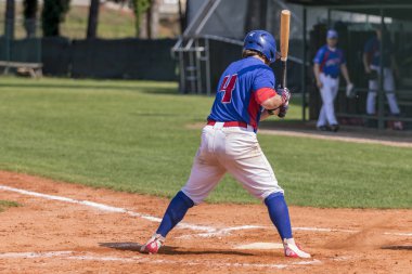 Karlovac, Hırvatistan - 26 Mayıs 2018: Euro Interleague Baseball maçı Beyzbol Kulübü Zagreb ile Bk Olimpija 83. Beyzbol vurucusu topa vuruyor. Beyzbol vurucu eylem