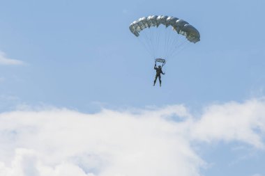 Velika Gorica, Hırvatistan - 19 Mayıs 2018: Airvg 2018 Airshow. Paraşütçüler Airvg 2018 Airshow'da.