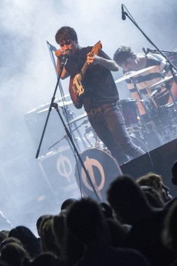 Zagreb, Hırvatistan - 17 Nisan 2018: İngiltere 'den Drift rock grubu Zagreb' deki Culture Factory 'de (Tvornica Kulture) sahne aldı. Kiran Roy (vokal, gitar) sahnede 