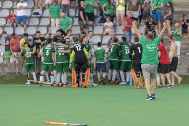 Zagreb, Hırvatistan - 10 Haziran 2018: Hk Zelina ile Hk Tresnjevka arasındaki Hırvat Saha Hokeyi finalleri. Saha hokeyi oyuncuları zaferi kutluyor