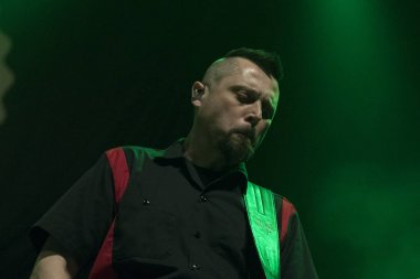 Zagreb, Hırvatistan - 02 Mart 2018: Ünlü Hırvat Punk grubu Hladno Pivo 'nun 30 yıllık kutlama konseri. Bas gitarist Kresimir Sokec