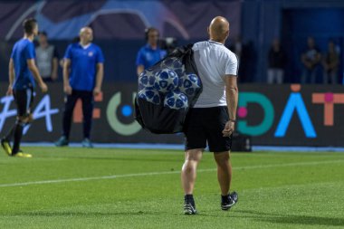 Zagreb, Hırvatistan - 28 Ağustos 2018: Uefa Şampiyonlar Ligi Playoffları, Gnk Dinamo ve Bsc Young Boys. Bir çanta dolusu futbol topu.