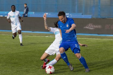 Zagreb, Hırvatistan - Nisan 04, 2018: Gnk Dinamo ile Hnk Rijeka arasındaki Hırvatistan Birinci Futbol Ligi maçı. Mario Gavranoviç (11) ve Lovre Grbiç (8))