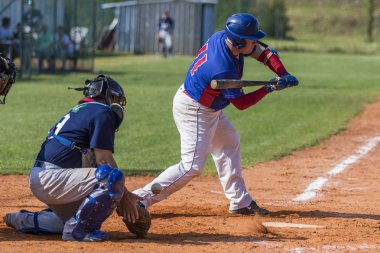 Karlovac, Hırvatistan - 26 Mayıs 2018: Euro Interleague Baseball maçı Beyzbol Kulübü Zagreb ile Bk Olimpija 83. Beyzbol vurucu eylem