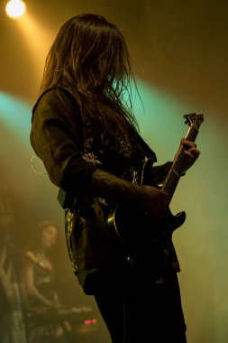 Zagreb, Hırvatistan - 05 Mart 2018: Rus Symphonic Metal grubu Imperial Age sahnede. Gitarist Pavel Vredes Maryashin