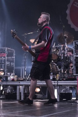 Zagreb, Hırvatistan - 02 Mart 2018: Ünlü Hırvat Punk grubu Hladno Pivo 'nun 30 yıllık kutlama konseri. Bas gitarist Kresimir Sokec