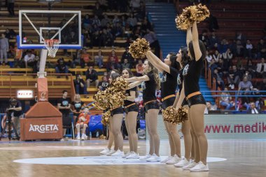 Zagreb, Hırvatistan - 25 Mart 2018: Aba Ligi 'nde oynanan basketbol maçında Cedevitas ponpon kızları sahne aldı