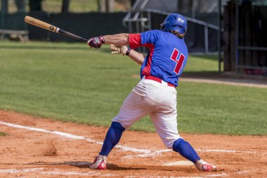 Karlovac, Hırvatistan - 26 Mayıs 2018: Euro Interleague Baseball maçı Beyzbol Kulübü Zagreb ile Bk Olimpija 83. Beyzbol vurucusu topa vuruyor. Beyzbol vurucu eylem