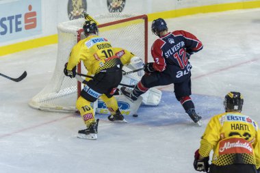 Sisak, Hırvatistan - 23 Eylül 2018: Medvescak Zagreb ile Viena Capitals arasında oynanan Ebel buz hokeyi ligi maçı. Hokey oyuncuları iş başında.