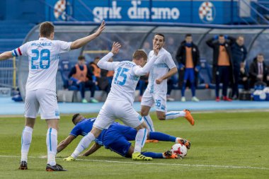 Zagreb, Hırvatistan - Nisan 04, 2018: Gnk Dinamo ile Hnk Rijeka arasındaki Hırvatistan Birinci Futbol Ligi maçı. Eylemde Hilal Soudani (2) ve Srdan Grahovac (15))  
