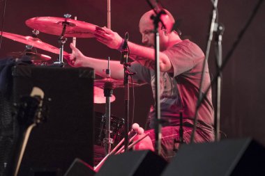 Zagreb, Hırvatistan - 02 Mart 2018: Ünlü Hırvat Punk grubu Hladno Pivo 'nun 30 yıllık kutlama konseri. Davulcu Mladen Subosic Suba
