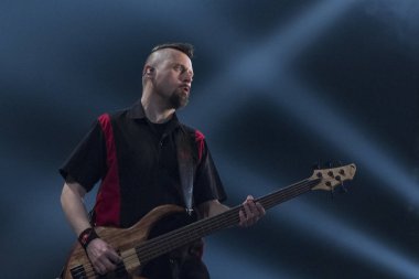 Zagreb, Hırvatistan - 02 Mart 2018: Ünlü Hırvat Punk grubu Hladno Pivo 'nun 30 yıllık kutlama konseri. Bas gitarist Kresimir Sokec