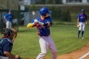 Karlovac, Hırvatistan - 26 Mayıs 2018: Euro Interleague Baseball maçı Beyzbol Kulübü Zagreb ile Bk Olimpija 83. Beyzbol vurucu topa vurur.