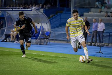 Zagreb, Hırvatistan - 20 Eylül 2018: Uefa Avrupa Ligi 2018 / 2019, Gnk Dinamo vs. Sk Fenerbahçe. Eylemde Eljif Elmas (99) ve Petar Stojanoviç (30))