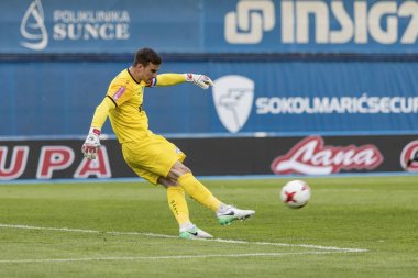 Zagreb, Hırvatistan - Nisan 04, 2018: Gnk Dinamo ile Hnk Rijeka arasındaki Hırvatistan Birinci Futbol Ligi maçı. Goalye serbest vuruş yapıyor.