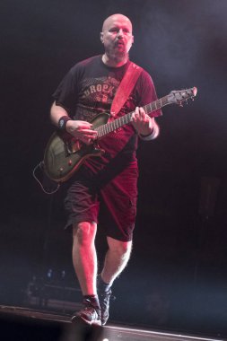 Zagreb, Hırvatistan - 02 Mart 2018: Ünlü Hırvat Punk grubu Hladno Pivo 'nun 30 yıllık kutlama konseri. Gitarist Zoran Subosic Zoki