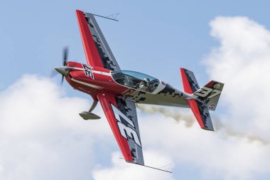 Velika Gorica, Hırvatistan - 19 Mayıs 2018: Airvg 2018 Airshow. Ekstra Ea-330 Lx uçuş sırasında havadan akrobat görevi görür
