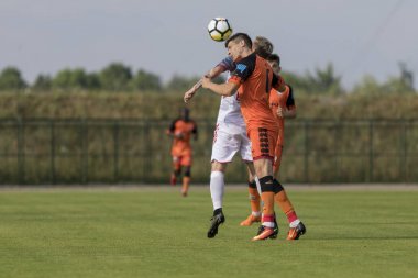 Velika Gorica, Hırvatistan - 13 Mayıs 2018: Gnk Gorica ile Hnk Sibenik arasında oynanan Hırvatistan İkinci Futbol Ligi maçı. Oyuncular iş başında 