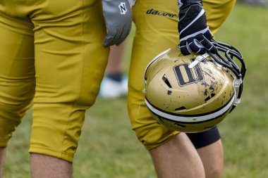 Zagreb, Hırvatistan - 07 Ekim 2018: Hırvat futbol ligi, Zagreb Patriots ve Saraybosna Spartalılar arasındaki ilk tur maç (30: 6). Kask tutan futbolcu