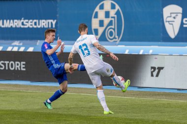 Zagreb, Hırvatistan - Nisan 04, 2018: Gnk Dinamo ile Hnk Rijeka arasındaki Hırvatistan Birinci Futbol Ligi maçı. Savaşta Dani Olmo (7) ve Dario Zupariç (13)) 