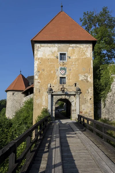 町オザルジのオザルジ メディバル城への入り口 クロアチアは1244年からそれの最初の言及 — ストック写真