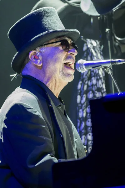 Zagreb, Hırvatistan - 09 Mart 2018: Amerikan rock grubu Toto, 40 Trips Around The Sun Tour 'da. David Paich Emmy ve Grammy ödüllü klavyeci ve rock grubu Toto 'nun şarkıcısı.