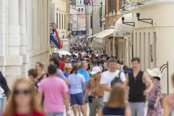 Zadar Croacia Julio 2018 Gente Caminando Por Famosa Kalelarga Zadar — Foto de Stock