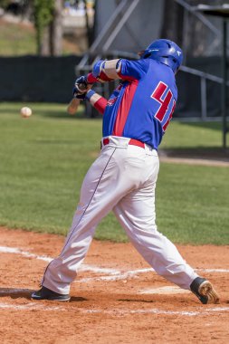 Karlovac, Hırvatistan - 26 Mayıs 2018: Euro Interleague Baseball maçı Beyzbol Kulübü Zagreb ile Bk Olimpija 83. Beyzbol vurucu topa vurur.