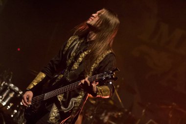 Zagreb, Hırvatistan - 05 Mart 2018: Rus Symphonic Metal grubu Imperial Age sahnede. Bas gitarist Dmitry Belf Safronov