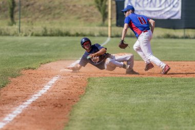 Karlovac, Hırvatistan - 26 Mayıs 2018: Euro Interleague Baseball maçı Beyzbol Kulübü Zagreb ile Bk Olimpija 83. Koşucu iş başında