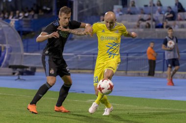 Zagreb, Hırvatistan - 14 Ağustos 2018: Uefa Şampiyonları Leauge eleme turu. Gnk Dinamo, Fc Astana 'ya karşı. Savaşta Richard Almeida (20) ve Mislav Orsiç (99))