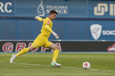 Zagreb, Hırvatistan - Nisan 04, 2018: Gnk Dinamo ile Hnk Rijeka arasındaki Hırvatistan Birinci Futbol Ligi maçı. Goalye serbest vuruş yapıyor.