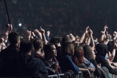 Zagreb, Hırvatistan - 02 Mart 2018: Ünlü Hırvat Punk grubu Hladno Pivo 'nun 30 yıllık kutlama konseri. Konserde kalabalık