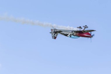 Velika Gorica, Hırvatistan - 19 Mayıs 2018: Airvg 2018 Airshow. Ekstra Ea-330 Lx uçuş sırasında havadan akrobat görevi görür