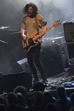 Zagreb, Hırvatistan - 17 Nisan 2018: İngiltere 'den Drift rock grubu Zagreb' deki Culture Factory 'de (Tvornica Kulture) sahne aldı. Alex Bipsham (bas) sahnede 