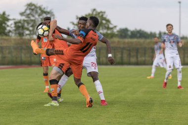 Velika Gorica, Hırvatistan - 13 Mayıs 2018: Gnk Gorica ile Hnk Sibenik arasında oynanan Hırvatistan İkinci Futbol Ligi maçı. Oyuncular iş başında 