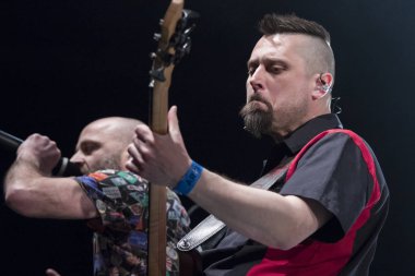 Zagreb, Hırvatistan - 02 Mart 2018: Ünlü Hırvat Punk grubu Hladno Pivo 'nun 30 yıllık kutlama konseri. Bas gitarist Kresimir Sokec