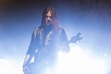 Zagreb, Hırvatistan - 05 Mart 2018: Rus Symphonic Metal grubu Imperial Age sahnede. Bas gitarist Dmitry Belf Safronov