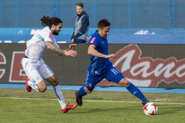 Zagreb, Hırvatistan - Nisan 04, 2018: Gnk Dinamo ile Hnk Rijeka arasındaki Hırvatistan Birinci Futbol Ligi maçı. Mario Gavranoviç (11) ve Lovre Grbiç (8))