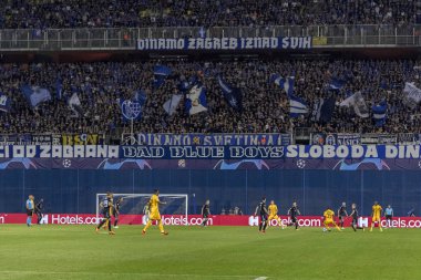 Zagreb, Hırvatistan - 28 Ağustos 2018: Uefa Şampiyonlar Ligi Playoffları, Gnk Dinamo ve Bsc Young Boys. Bbb Dinamo destekçileri ve oyuncuları iş başında