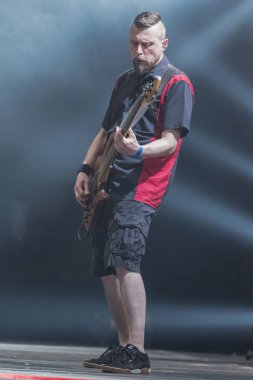 Zagreb, Hırvatistan - 02 Mart 2018: Ünlü Hırvat Punk grubu Hladno Pivo 'nun 30 yıllık kutlama konseri. Bas gitarist Kresimir Sokec