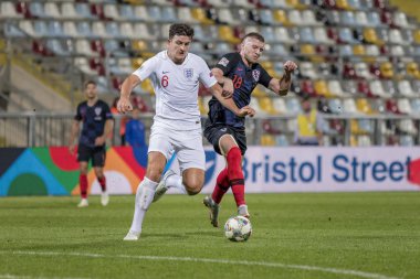 Rijeka, Hırvatistan - 12 Ekim 2018: Uefa Uluslar Ligi maçı Hırvatistan - İngiltere. Eylem Harry Maguire (6) ve Ante Rebic (18))