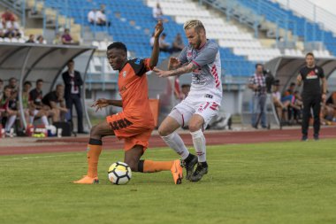Velika Gorica, Hırvatistan - 13 Mayıs 2018: Gnk Gorica ile Hnk Sibenik arasında oynanan Hırvatistan İkinci Futbol Ligi maçı. Oyuncular iş başında 