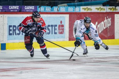 Zagreb, Hırvatistan - 20 Mart 2018: Medvescak Zagreb ile Black Wings Lintz arasındaki Ebel buz hokeyi ligi maçı. Eylemde Tomas Netik (71)